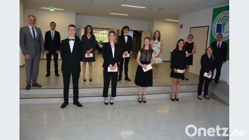 Die besten Absolventen des Abiturjahrgangs des Stiftland-Gymnasiums (von links) mit Landrat Roland Grillmeier, Oberstufenkoordinator Andreas Staufer, Simon Mehler, Marie Hamann, Vanessa Zeitler, Christian Walbrunn, Jana Neumann, Carina Waidhas, Franziska Kreuzer, Lena Kellner, Tabea Wurm und Oberstudiendirektor Albert Bauer. Bild: jr