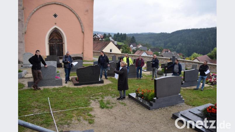 Der untere Teil des Friedhofes soll neu gestaltet werden. Bestattungsmeisterin Christine Schmidt stand dem Gemeinderat beratend zur Seite. Bild: bnr