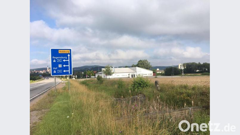 Auf einem etwa 6000 Quadratmeter großen Grundstück an der Einmündung der Schlör- in die Staatsstraße gegenüber dem „Pearls“ soll Nabburg eine Tankstelle mit Waschanlage, Shop und Staubsaugerbereich bekommen. Bild: ihl