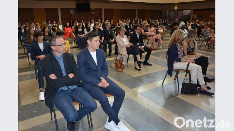 In der Aula des Otto-Hahn-Gymnasiums saßen bei der Abiturfeier 82 Absolventen mit je einem Elternteil. Bild: jr