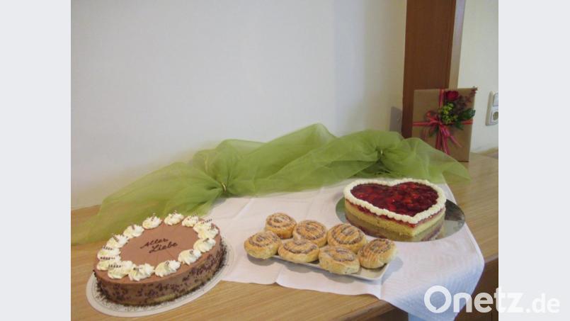 Bei der Abschlussprüfung zur Hauswirtschafterin am Nachmittag war es die Aufgabe, für einen 40. Geburtstag drei verschiedene Gebäcke zu erstellen, ein Blumengesteck anzufertigen und einen Tisch zu decken. Dafür hatte Kerstin Schraml 2,5 Stunden Zeit. Am Vormittag hatte sie Wäsche und Bügelarbeiten zu erledigen. Bild: Hauswirtschaftsschule Tirschenreuth
