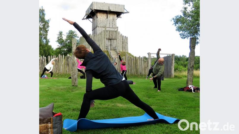 Yoga vor mittelalterlicher Kulisse wirkt auf den Betrachter sehr ästhetisch und anmutig. Bild: ubb