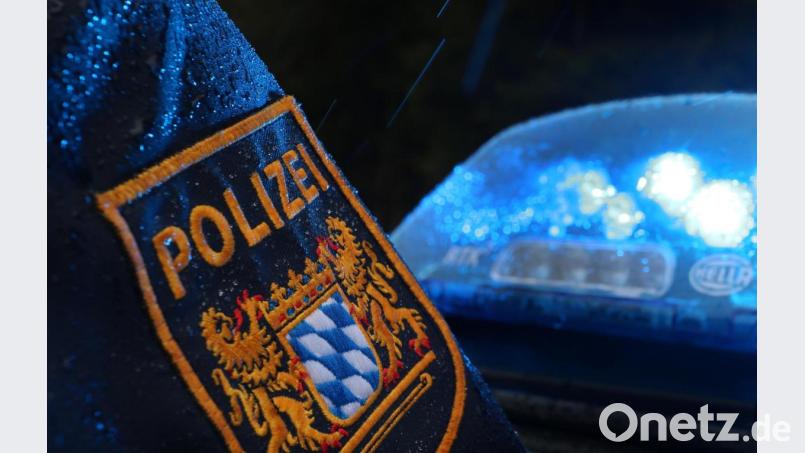 Die Kriminalpolizei Hof sucht nach zwei Einbrechern, die Schmuck aus einem Selber Juweliergeschäft gestohlen haben. Bild: Karl-Josef Hildenbrand/dpa