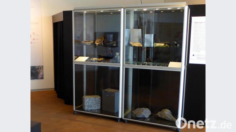 Schaukasten zum Thema „Graphit“ und „Graphen“. Bild: fsb