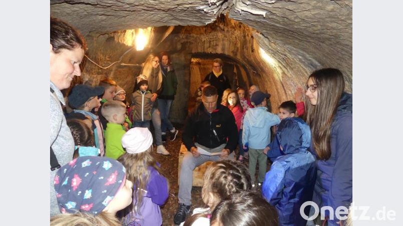 Noch hütet Bürgermeister Marcus Gradl den Schatz des kleinen Gespensts, doch schon bald gehört er den "Schuwidu"-Kindern. Bild: rn