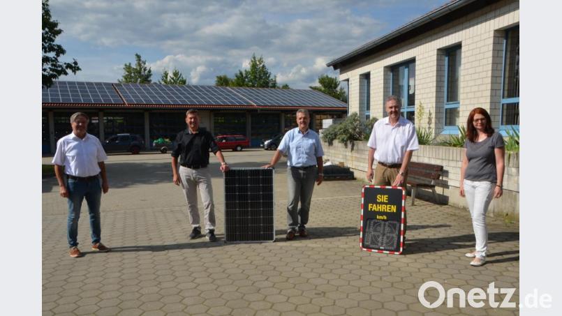 Insgesamt neun &quot;Temposys&quot;-Geräte ordern die Kommunen über eine Sammelbestellung des Vereins &quot;Bürger und Polizei - Partner für Sicherheit&quot;. Auf dem städtischen Bauhof werden die Messeinrichtungen an die einzelnen Bürgermeister übergeben. Bild: dob