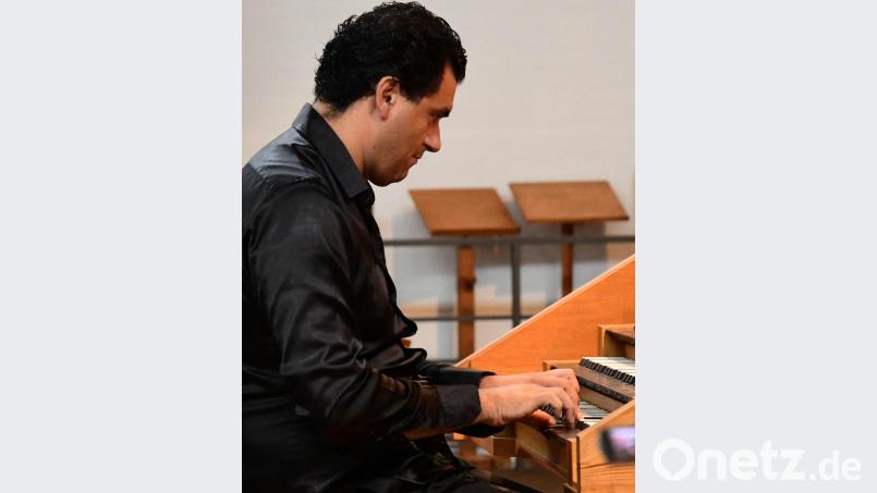 Paolo Oreni in seinem Element: Seine flinke Fingerfertigkeit und Fußarbeit an der Orgel bewies er in drei Sätzen eindrucksvoll. Bild: Freya Stoeckl