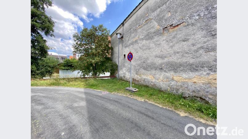 Das kann zur Engstelle im Notfall werden: Die Feuerwehr appelliert dringend an die Autofahrer, sich während der Sperrung der Bahnhofsstraße an die Haltverbote zu halten. Sonst verlieren die Rettungskräfte wertvolle Zeit bei der Fahrt zum Einsatz. Bild: Feuerwehr Vilseck