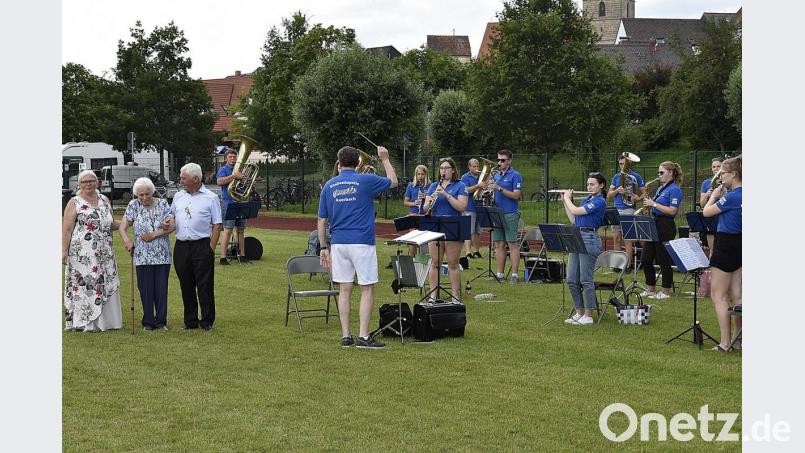 Ludwig Riedhammer dirigiert das Geburtstagsständchen. Tochter Edeltraud, Jubilarin Babette Bernt und Sohn Franz (von links) hören zu. Bild: sck