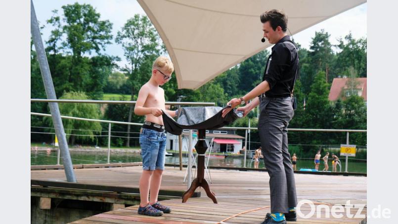 Dem jungen und couragierten Lucien ist es vorbehalten, mit Zauberer Marius dem Publikum das Kunststück mit dem schwebenden Tischlein vorzuführen Bild: do