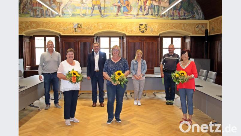 Due Stadt Auerbach ehrt Mitarbeiter (von links): Personalrat Harald Schmidt, Margit Schulz, Bürgermeister Joachim Neuß, Gertrud Schwindl, Personalsachbearbeiterin Michèle Schwarz, Personalrat Markus Kirzdörfer und Anne-Marie Förster. Bild: jma