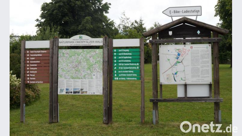 Bei der aktuell laufenden Aktualisierung der Wanderwege im Landkreis ist auch eine neue Beschilderung vorgesehen. Daher muss die Gemeinde die bisherige Schilder, wie hier bei der Grundschule in Dieterskirchen, abbauen. Bild: weu