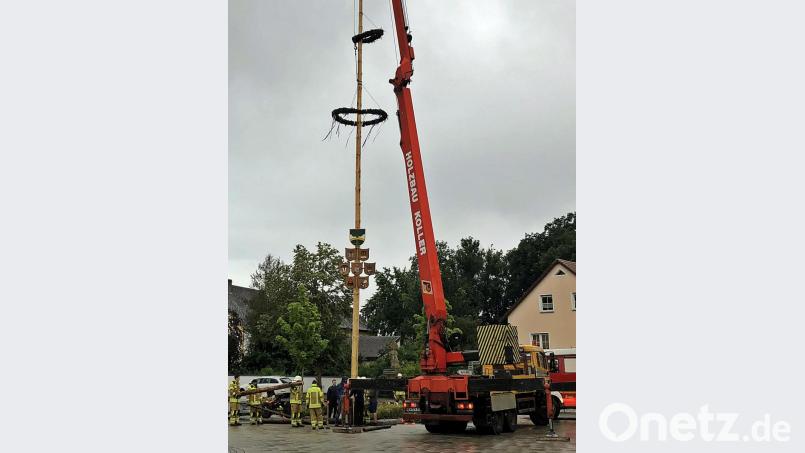 Ein Blick auf das Aufstellen des Kirwabaumes heuer mal nicht mit „Schwalben“ und Stangen, sondern mit einem Kran. Bild: zer