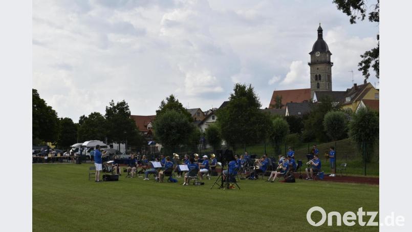 Stummer Zuhörer in respektvollem Abstand: der Turm der Pfarrkirche. Bild: sck