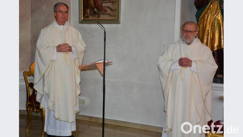 Domvikar Andreas Albert (links) führte am Samstagabend den monatlichen Gebetstag um die Seligsprechung der Therese Neumann an. Mit im Bild Pfarrseelsorger Pater Benedikt Leitmayr, der weiterhin beharrlich die Konnersreuther Gebetsgemeinschaft anführt. Bild: jr