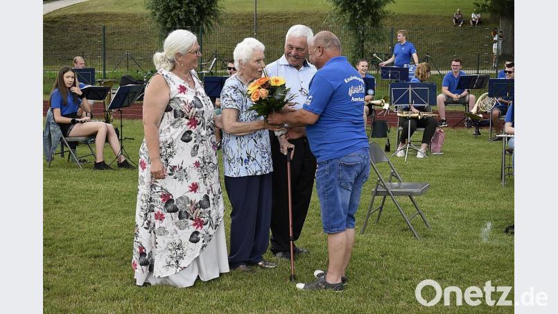 Blasmusik-Ständchen zum 90. Geburtstag (vorne, von links): Tochter Edeltraud, Jubilarin Babette Bernt, Sohn Franz und der Knabenkapellen-Vorsitzende Elmar Hamerla bei der Gratulation mit Überreichung eines Blumenstraußes. Bild: sck