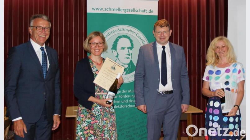 Mit dem Johann-Andreas-Schmeller-Preis 2020 wurde die Marburger Spachforscherin Dr. Hanna Fischer (Zweite von links) ausgezeichnet. Bürgermeister Franz Stahl, Vorsitzender Christian Ferstl und Jury-Vorsitzende Dr. Nicole Eller-Wildfeuer (von links) freuten sich, den Preis an eine renommierte Sprachforscherin zu übergeben. Bild: heb
