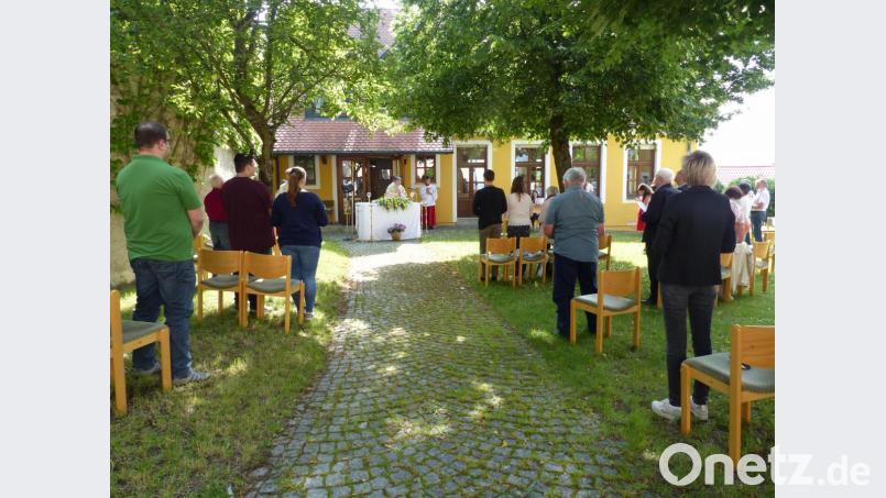 Im Pfarrgarten Gottesdienst feiern. Bild: sl