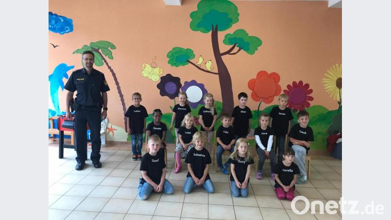 Einen aufregenden und informativen Tag erlebten die Vorschulkinder und künftigen Abc-Schützen des Kinderhauses Pusteblume mit Polizeihauptmeister Carsten Landgraf. Bild: rpp
