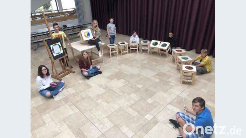 Gedenk-Installation zur Coronazeit: An der Aktion beteiligte Schüler der Klassen 7GTK und 9M mit Fachlehreranwärterin Alena-Sarah Kneidl (Vierte von links). Bild: Mittelschule Waldsassen/exb