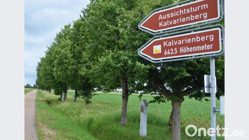 Schilder weisen den Weg zur Kalvarienbergkapelle am Kütschnrain. Bild: ü