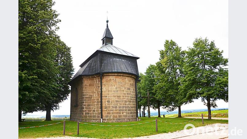 Umgeben von Bäumen steht die Kalvarienbergkapelle Kütschenain. Bild: ü