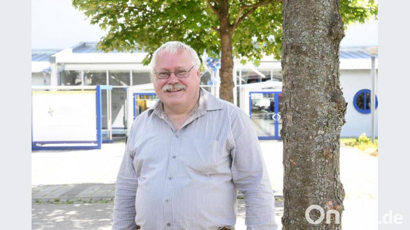 Gerhard Kühner (62), Kreisrat und Zahnarzt aus Floß, entdeckte am Sonntag zusammen mit Timo Kraus beim "Sondeln" zwei Handgranaten auf einem Feld in Püchersreuth. Bild: Gabi Schönberger
