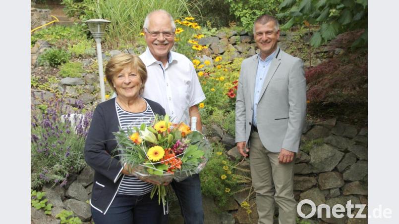 Goldene Hochzeit bei Sieglinde und Dirk Schröder. Es gratuliert Bürgermeister Dietmar Schaller. Bild: fsb