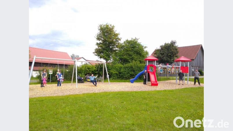 Die Kinder freuen sich über die neuen Spielgeräte auf dem Kinderspielplatz in Kleinschwand. Bild: rfi
