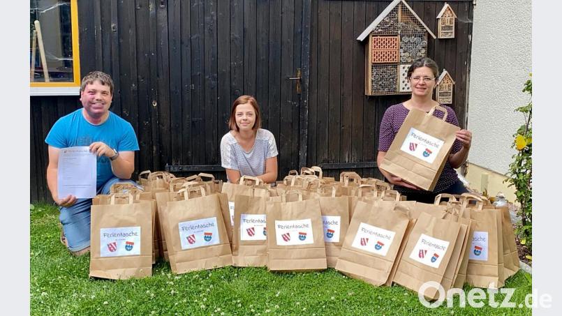 Die beiden Jugendbeauftragten Andreas Heinz (links) und Barbara Neugirg (rechts) packten für die Kinder der Gemeinden Krummennaab und Reuth bei Erbendorf mit tatkräftiger Unterstützung von Ann-Kathrin Höcht (Mitte) über 250 Ferientaschen. Bild: ner