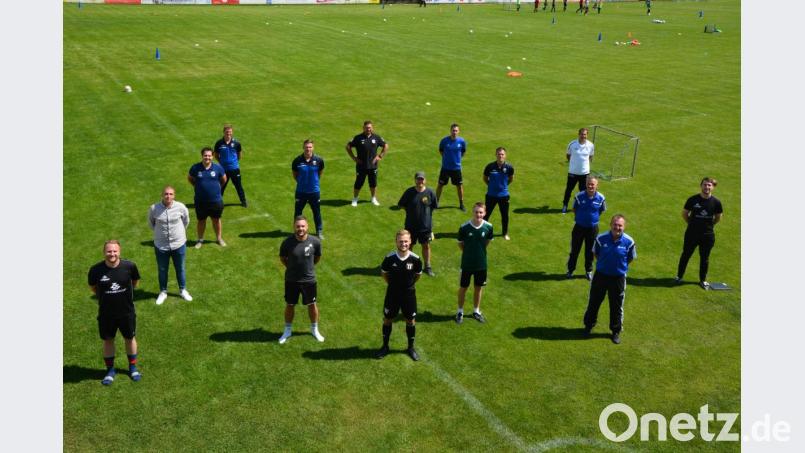 15 neue Fußball-Übungsleiter erwarben den Trainerschein C-Lizenz. Sie dürfen jetzt im Jugendbereich alle Mannschaften sowie bei den Herren Teams bis zur Kreisliga trainieren. Lehrgangsleiter war Rainer Fachtan (2. Reihe, 2. von rechts). Bild: jr