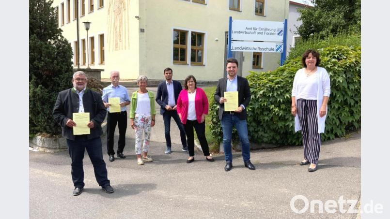 Setzen sich für den Erhalt der Landwirtschaftsschule Nabburg (Hintergrund) ein: Die SPD-Kreisräte Armin Schärtl, Franz Brunner, Ulrike Roidl, Michael Hitzek, Marianne Schieder und Peter Wein (von links). Sie bekommen Unterstützung von MdL Ruth Müller (rechts). Bild: Hirsch