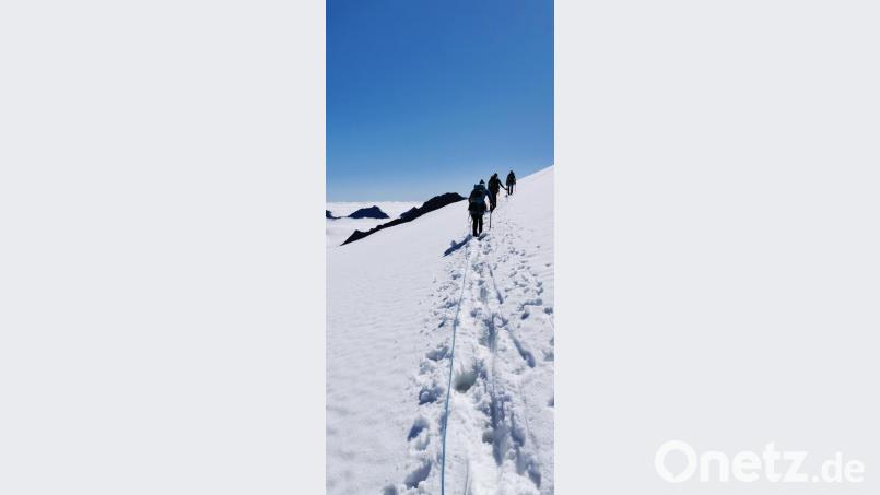 Gehen über den Gletscher in Seilschaft, Bergung aus der Gletscherspalte sowie der richtige Umgang mit Steigeisen und Pickel standen auf dem Programm. Bild: exb