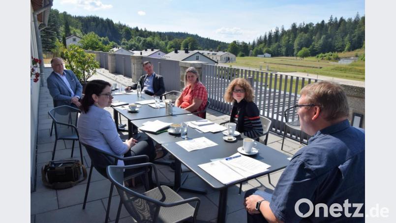 Offene Behindertenarbeit: Die Mitglieder des Arbeitskreises setzen sich im Museumscafé in der Gedenkstätte Flossenbürg auch intensiv mit der Situation durch Corona für die Menschen mit Behinderung auseinander und erarbeiten Lösungen. Bild: fz