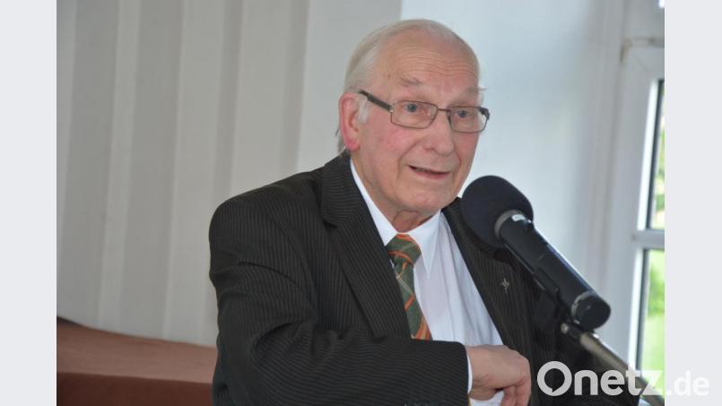Schulleiter Pater Friedhelm Czinczoll bei seiner Abiturrede. Bild: jr
