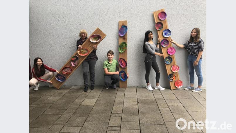 Am Eingang der Schule wurden die gleichen Materialien wie bei der Gedenkinstallation verwendet. Effekt ist die Einbettung in ein gestalterisches Gesamtkonzept. Im Bild Fachoberlehrerin Irmgard Zölch (Zweite von links) mit am Projekt beteiligten Schülern aus den Klassen 6 GTK und 7 GTK. Bild: Mittelschule Waldsassen/exb