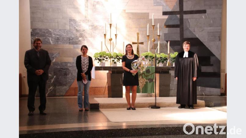 Den Wechsel im Kindergarten An der Allee vollziehen offiziell (von links) der Vorsitzende der Mitarbeitervertretung Gerd Hennecke, die ehemalige und kommende Leiterin Linda Hirsch, die scheidende Leiterin Iris Kaiser und Stadtpfarrer Dr. Roland Kurz. Bild: cog