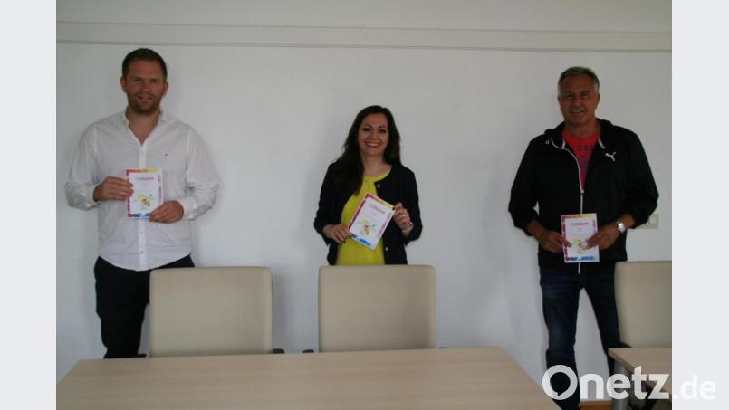 Die beiden Jugendreferenten Christian Fritsch (links) und Winfried Neubauer (rechts) präsentieren mit Bürgermeisterin Margit Bayer das Waldershofer Ferienprogramm. Bild: fpoz