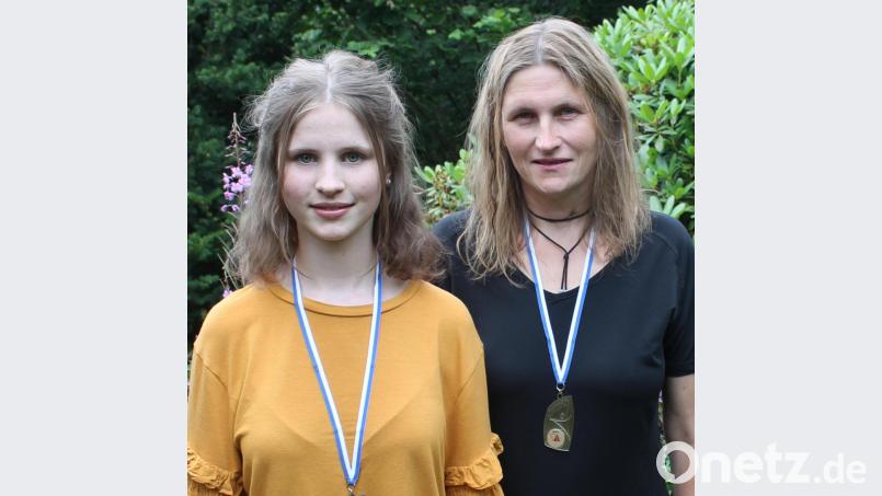 Erfolgreich bei der "Bayerischen" im Orientierungslauf: Ute (rechts) und Karla Döhler.