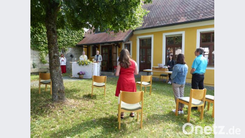 Thomas Hüttl trägt die Lesung vor und betet mit den Gläubigen die Fürbitten. Bild: sl