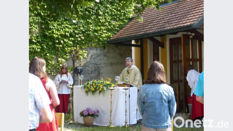 Pfarrer Adam Nieciecki feiert mit vielen Gläubigen das Patrozinium der Kirchenheiligen St. Margareta im Pfarrgarten. Bild: sl