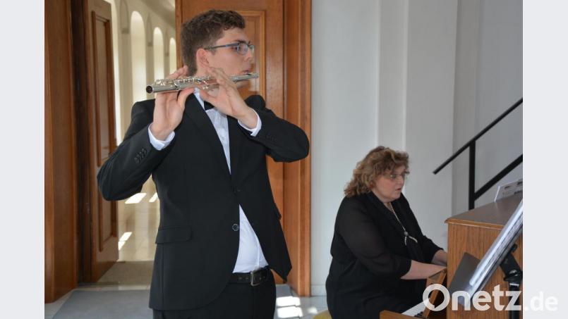 Musiklehrerin Brigitte Kreuzer mit Raphael Steinhofer bei der musikalischen Umrahmung. Bild: jr