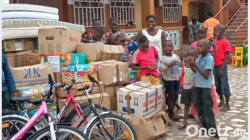 Die Waisenkinder in Ghana erhielten haufenweise Spenden, über die sie sich freuten. Bild: exb