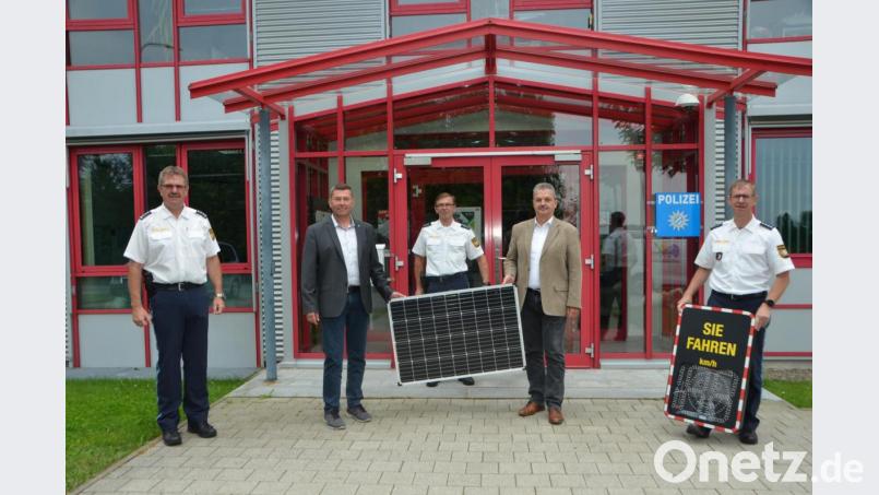 Für den Leiter der Polizeiinspektion Vohenstrauß, Ersten Polizeihauptkommissar Martin Zehent (links), und seinen &quot;Vize&quot;, Polizeihauptkommissar Thomas Mikolei (rechts,) sowie Polizeihauptkommissar Jakob Stahl (Mitte) als Verkehrserzieher ist das Temposys-Gerät mit Solar-Paneel eine generöse Spende des Vereins &quot;Bürger und Polizei - Partner für Sicherheit&quot;. Als dessen Vertreter kommen die Bürgermeister von Vohenstrauß und Pleystein, Andreas Wutzlhofer (Zweiter von rechts) und Rainer Rewitzer (Zweiter von links), zur Übergabe. Bild: dob
