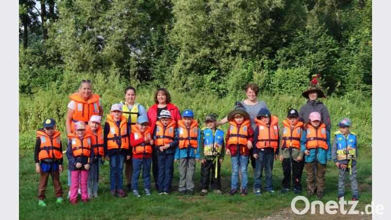 Mit Schwimmwesten perfekt ausgerüstet, trauten sich die Vorschulkinder des Gebenbacher Kindergartens und des Räuberwalds in Kainsricht sich zur Abschlussfahrt auf die Vils. Bild: mma