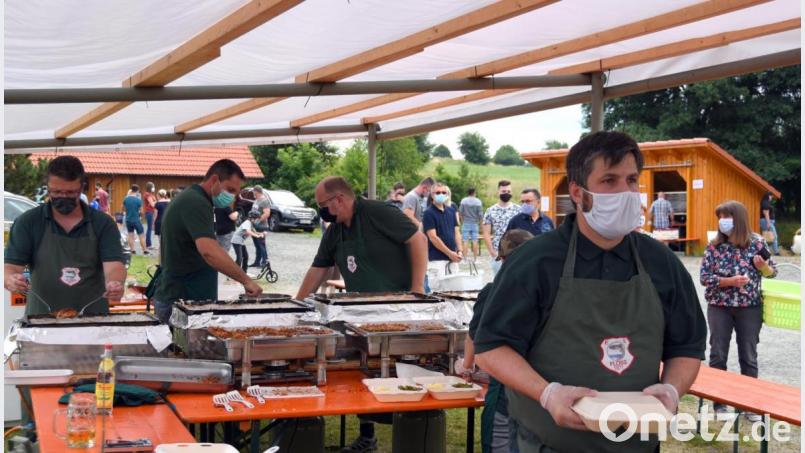 Weitläufig auf dem Gelände verteilt, Mundschutz und Spuckschutz an den Ständen – so lässt sich auch in Corona-Zeiten ein erfolgreiches Fischerfest organisieren. Bild: bgm