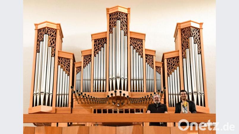 Pfarrer Markus Ertl (links) konnte den italienischen Starorganist Paolo Oreni (rechts) für ein Konzert der Extraklasse gewinnen. An der Kubak-Orgel zeigte er sein meisterhaftes Können. Bild: Freya Stoeckl