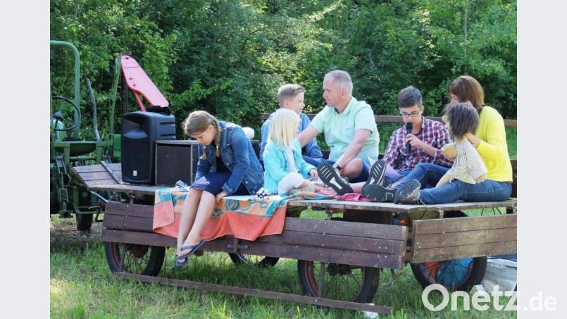 Zu ihrer szenischen Darstellung rund um das Thema „Alles, was du brauchst“ brachten die Schauspieler auch die Handpuppe Joschi (rechts) mit. Bild: no