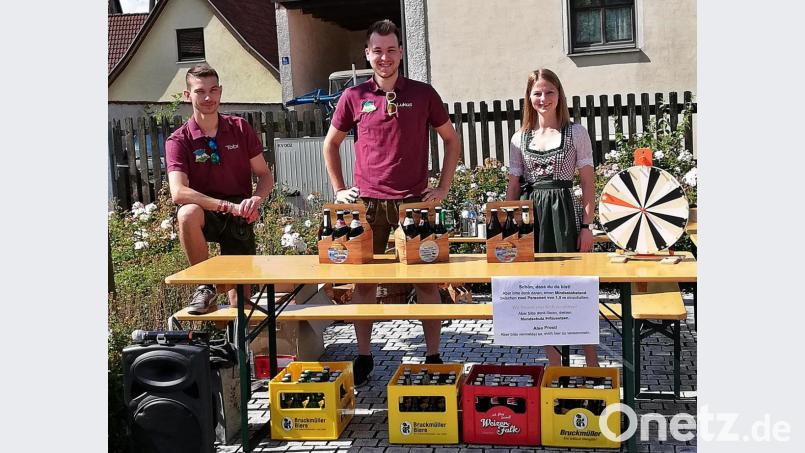 Der Verein bringt die Kirwa zu den Menschen nach Hause mit dem Verkauf von Biertragerl, wie hier (von links) durch Tobias Klier, Lukas Rosner Lukas und Johanna Kick. Bild: zer