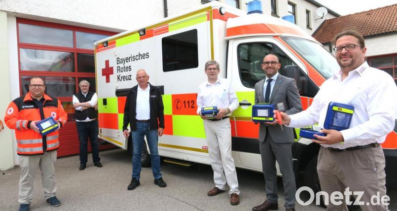Das Bild zeigt den stellvertretenden BRK-Kreisgeschäftsführer Joachim Seeliger, Kreisgeschäftsführer Otto Langenhan, Rettungsdienstleiter Erwin Gräml, Dr. Bernhard Graf vom Regensburger Rettungszentrum, Chefarzt Dr. Andreas Redel vom Klinikum Amberg und den Schwandorfer BRK-Arzt und RZR-Vorstandsmitglied Philipp Wolf (von links). Bild: Hirsch